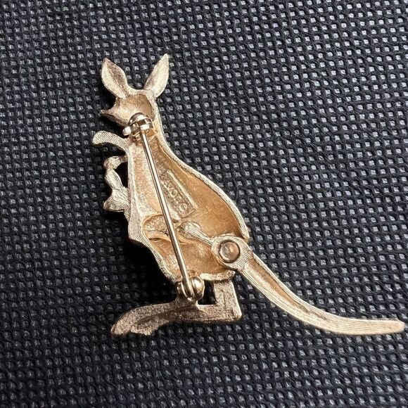 1975 VINTAGE AVON FASHION ACCENTS IN JEWELRY Kangaroo Gold-tone Pin 2.0 in - Picture 6 of 13